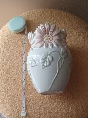 Lenox Floral Gerbera Daisy White Ceramic Vase with Pink Flower Accent